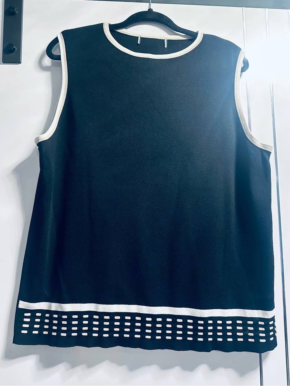 💜3/$30 Studio G XL Sleeveless Black Knit Top with White/Beige Trim